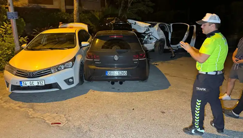 Alkollü Sürücü Sokağı Karıştırdı: Üç Araç Birden Hasar Gördü!