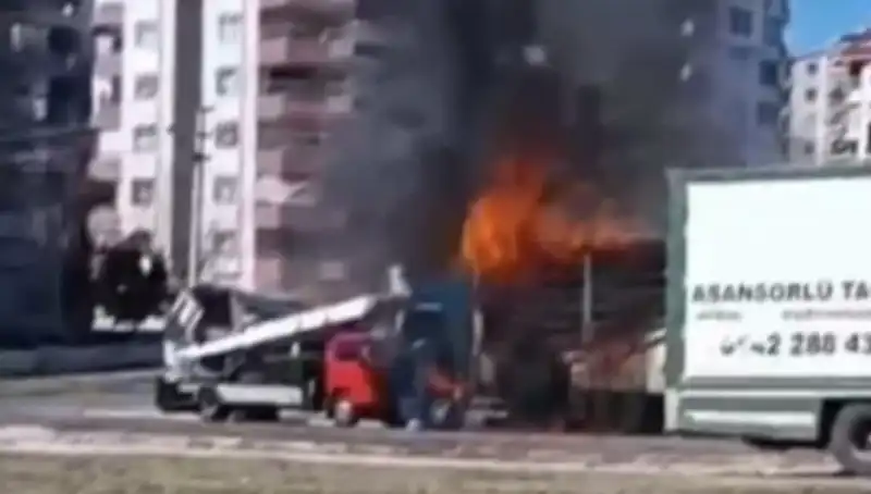 Alev Alev Yanan TIR, Çevreyi Tehdit Etti: Yangın Nasıl Kontrol Altına Alındı?