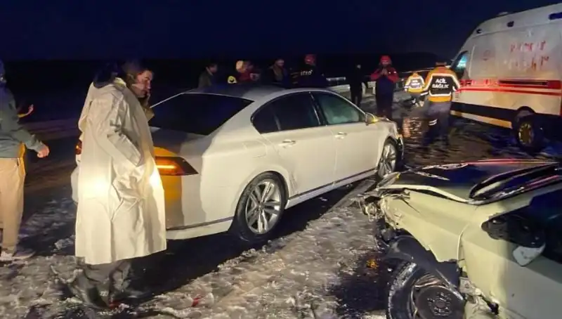 Aksaray'da Zincirleme Trafik Kazası: 15 Kişi Hastaneye Kaldırıldı