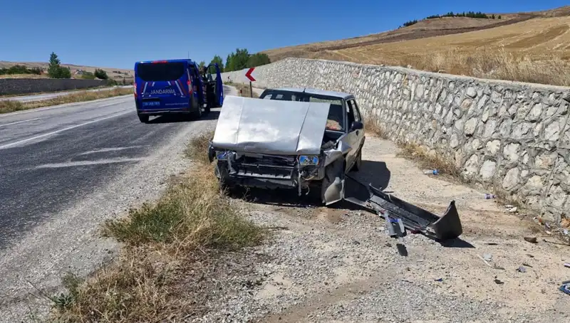 Kontrolden Çıkan Otomobil Duvara Çarparak İki Kişiyi Yaraladı!