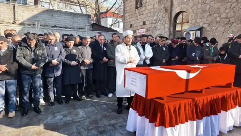 Şehit Cenazesinde Yürek Burkan Anlar: Baba Terlikleriyle Saf Tutuyor