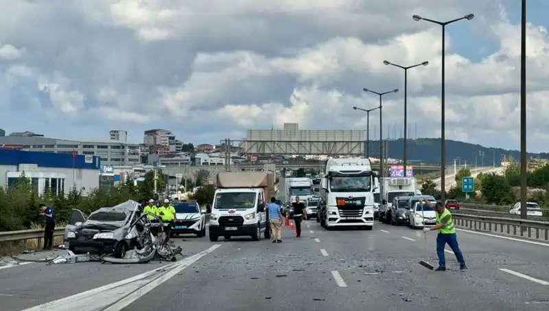 Otoyolda Trafik Felaketi: Araçta Sıkışan Üç Kişi Dramı