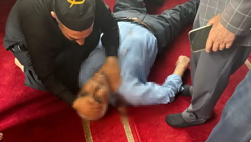 Camide Namaz Kılan Adamın İnanılmaz Bıçaklı Saldırısı ve Sonrası