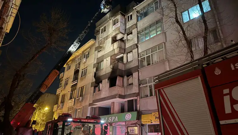 Kartal'da Metruk Bina Yangını: Alevler Gökyüzünü Aydınlattı