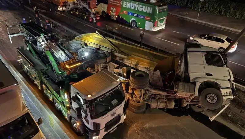 Moloz Yüklü Hafriyat Kamyonu Devrildi: Olay Yeri Duygusal Anlara Sahne Oldu