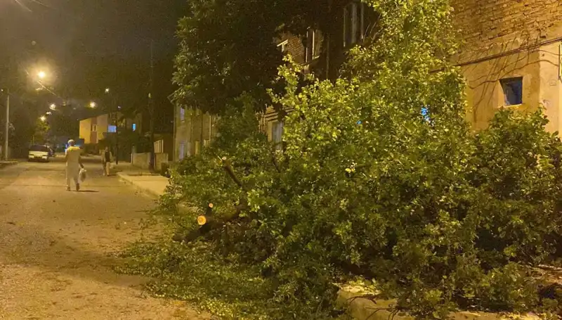 Karabük’ü Vuran Şiddetli Fırtına, Kenti Adeta Savaş Alanına Döndürdü!