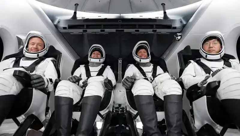 SpaceX Tarihi Misyonunu Tamamladı: Uzay Yolcuları Şimdi Dünya'da
