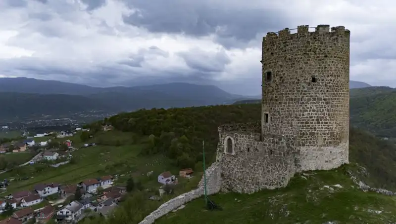 Bosna Hersek'teki Sokolac Kalesi: Tarihin Gizemlerini Koruyan İhtişamlı Yapı