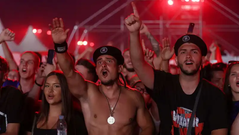 Thompson Konserinde Şok Edici Nazi Selamı Skandalı
