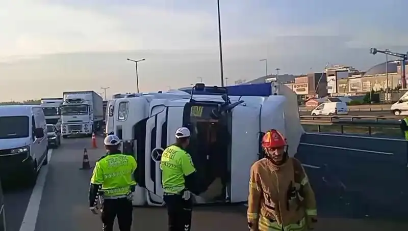 Pendik'te Devrilen TIR, TEM Otoyolu'nda İstanbul Yönünde Trafik Kaosu Yarattı