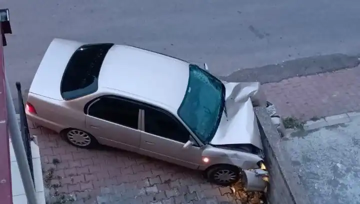 Kontrolü Kaybeden Araç, Duvara Çarparak Feci Bir Kaza Geçirdi!