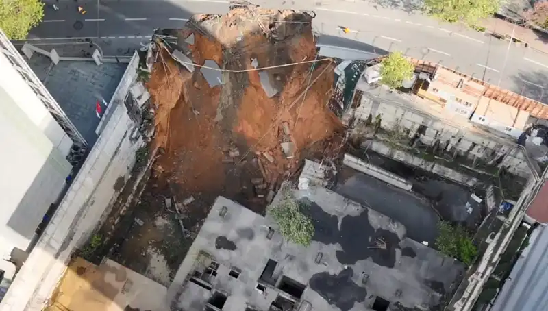 Sarıyer'de Yol Çökmesi: Trafik Felç Oldu, Paniğe Neden Oldu