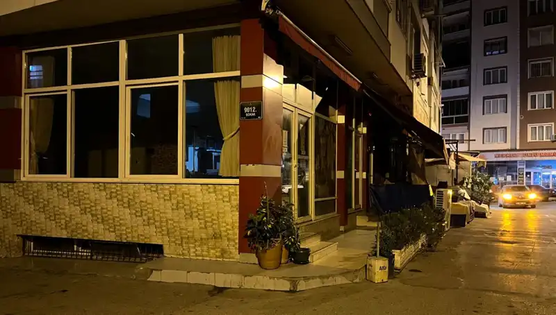 İzmir'de Kahvehane İçinde Gerilim: Silahlı Saldırıda Bir Kişi Hayatını Kaybetti