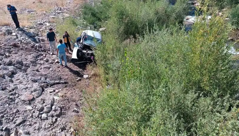 Sivas'ta Trajik Kaza: Otomobil Dere Yatağına Uçtu, İki Can Gitti