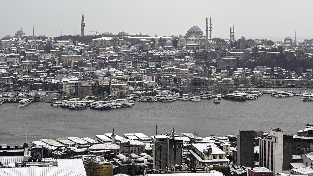 İstanbul'u beyaza bürüyen kar yağışı etkili oldu