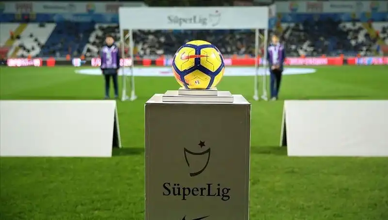 Süper Lig'de Pazar Ateşi: Şampiyonluk Hesapları ve Kritik Mücadeleler