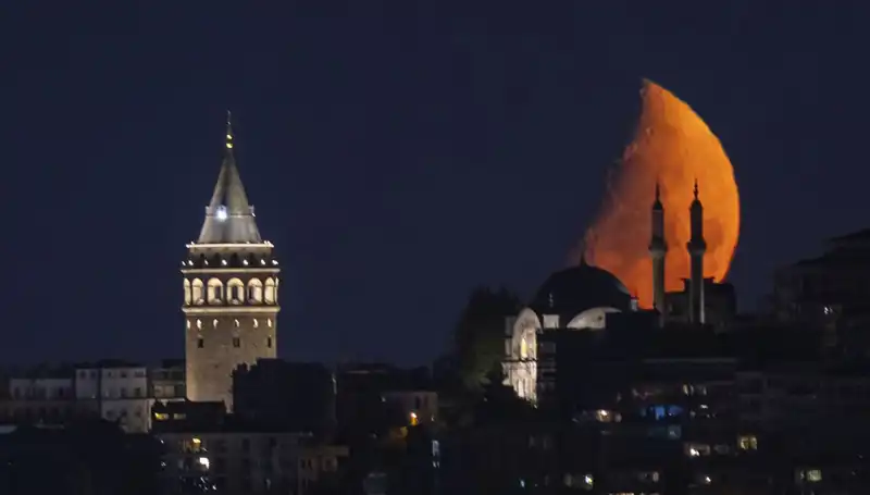 İstanbul'da Yarım Ay Göz Kamaştırdı: Gece Gökyüzünü Aydınlattı