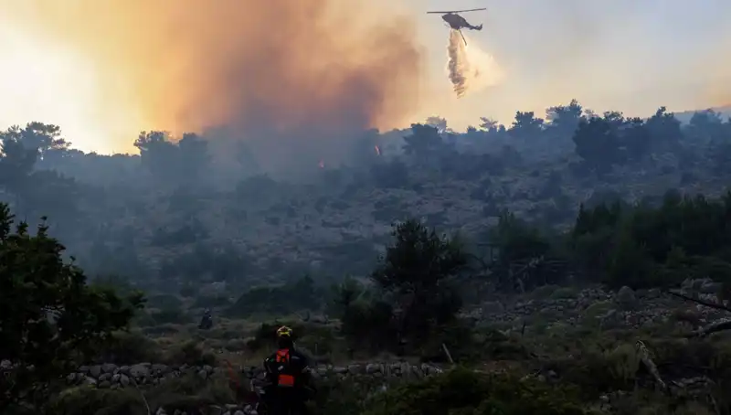 Eğriboz Adası'nda Yangın Felaketi: İki Köy Tahliye Edildi!
