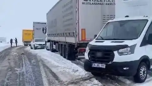 Kars-Ardahan Karayolunda Yoğun Kar Yağışı TIR’ları Kara Sapladı