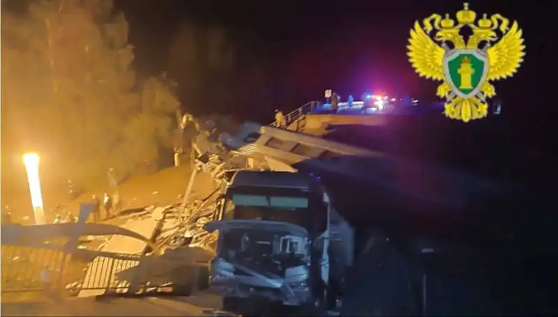 Rusya'da Trajik Olay: Köprü, Tren Üzerine Çöktü!