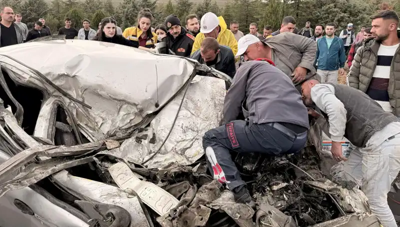 TIR ile Çarpışan Araç Kağıt Gibi Ezildi: Korkunç Kaza Detayları